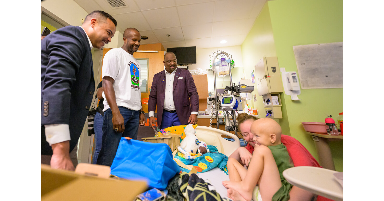 Pro football hall of famer and uga alum champ bailey visits patients at